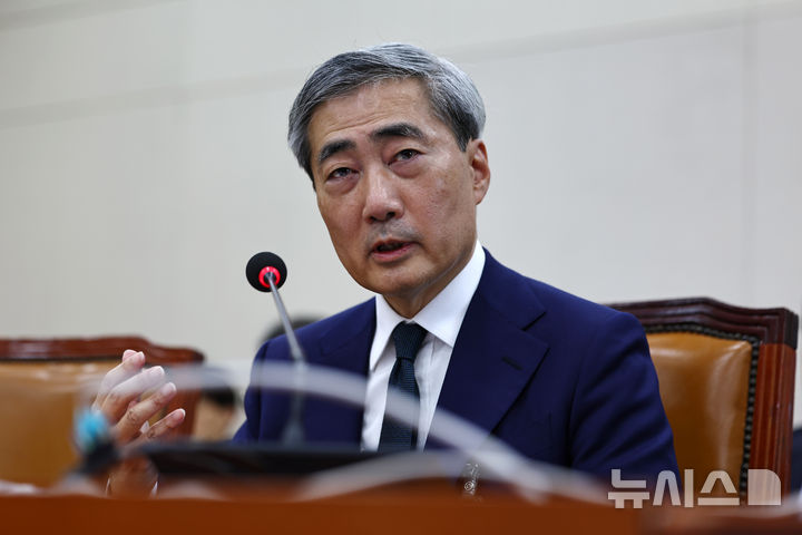 [서울=뉴시스] 김명년 기자 = 신현송 한국은행 총재 후보자가 15일 국회 재정경제기획위원회에서 열린 인사청문회에서 의원 질의에 답변하고 있다. 2025.04.15. kmn@newsis.com