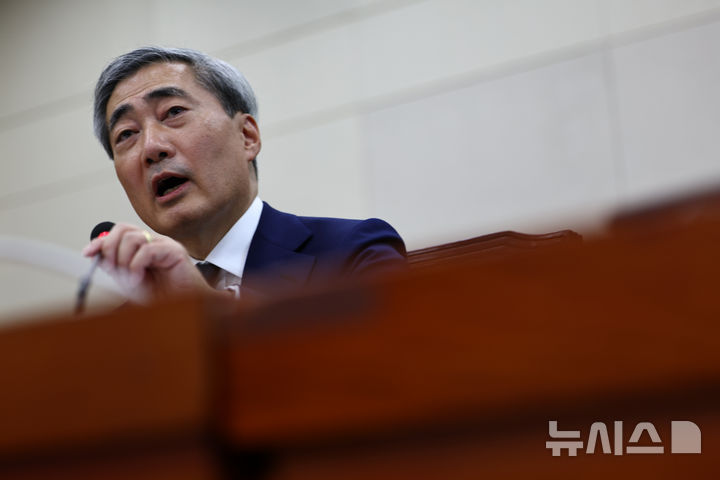 [서울=뉴시스] 김명년 기자 = 신현송 한국은행 총재 후보자가 15일 국회 재정경제기획위원회에서 열린 인사청문회에서 의원 질의에 답변하고 있다. 2025.04.15. kmn@newsis.com