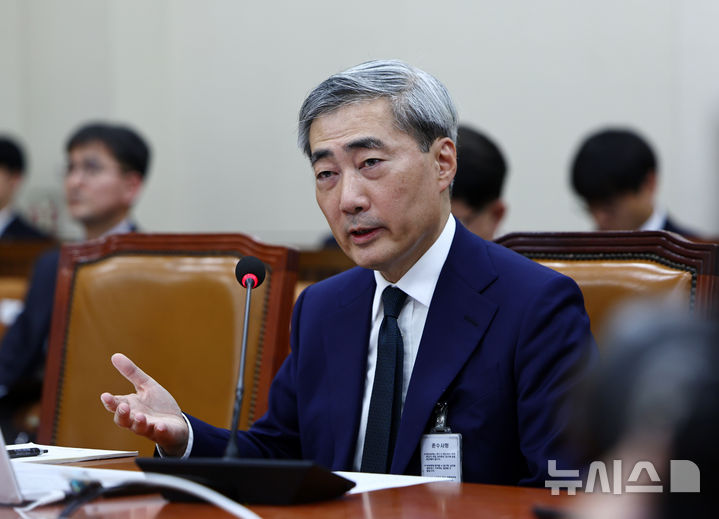 [서울=뉴시스] 김명년 기자 = 신현송 한국은행 총재 후보자가 15일 국회 재정경제기획위원회에서 열린 인사청문회에서 의원 질의에 답변하고 있다. 2025.04.15. kmn@newsis.com