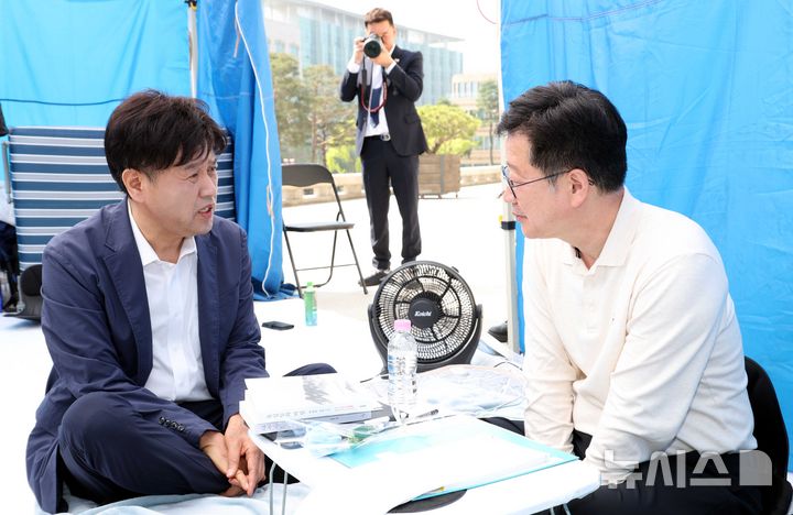 [서울=뉴시스] 조성봉 기자 = 김용 전 민주연구원 부원장이 15일 오전 서울 여의도 국회 본청 앞에서 이원택 전북도지사 후보의 '식사비 대납' 의혹에 대한 재감찰을 요구하며 5일째 단식 농성중인 안호영 더불어민주당 의원과 대화를 하고 있다. 2026.04.15. suncho21@newsis.com