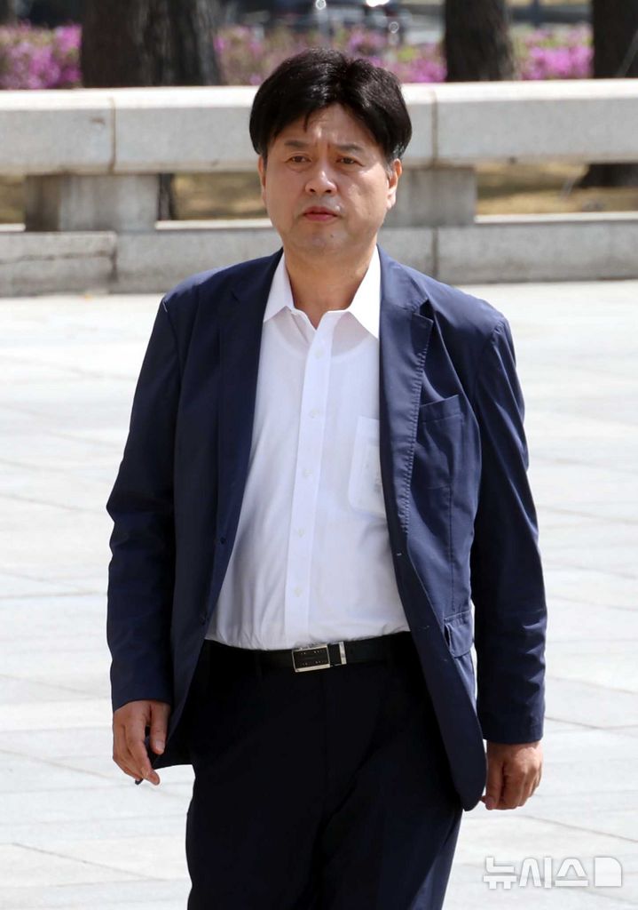 [서울=뉴시스] 조성봉 기자 = 김용 전 민주연구원 부원장이 지난 15일 오전 서울 여의도 국회 본청 앞에서 이원택 전북도지사 후보의 '식사비 대납' 의혹에 대한 재감찰을 요구하며 5일째 단식 농성중인 안호영 더불어민주당 의원을 면담하기 위해 이동하고 있다. 2026.04.15. suncho21@newsis.com