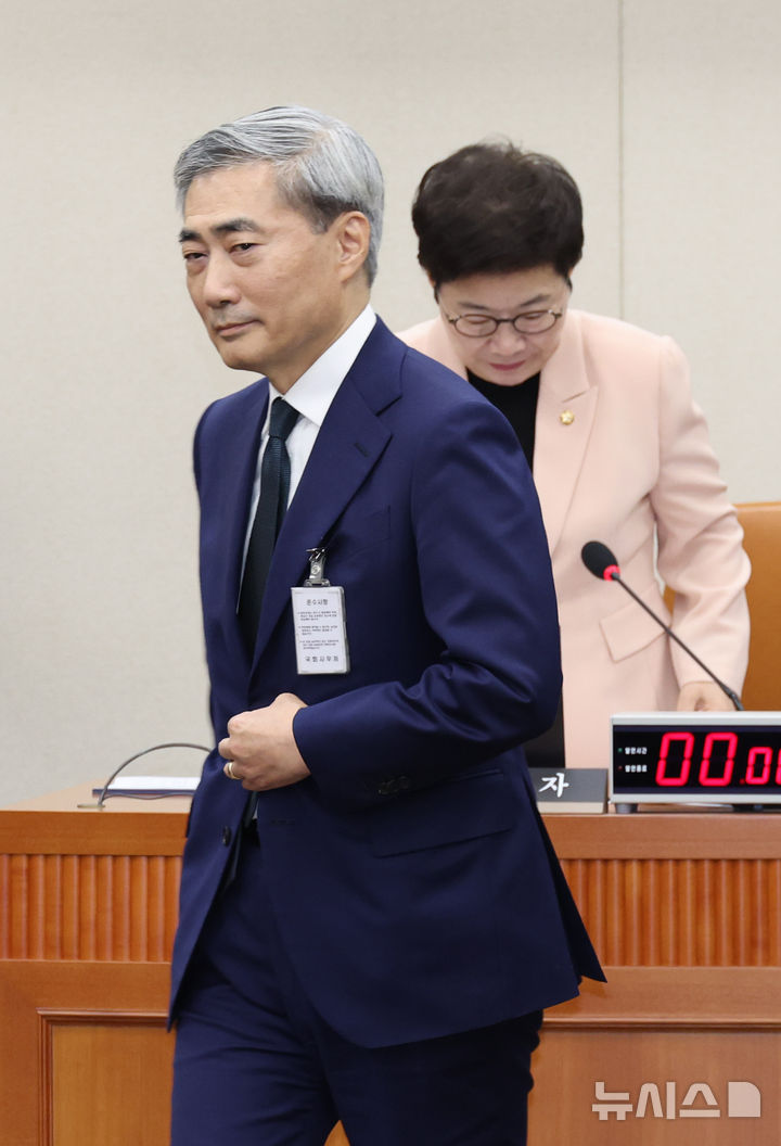 [서울=뉴시스] 김금보 기자 = 신현송 한국은행 총재 후보자가 15일 서울 여의도 국회 재정경제기획위원회에서 열린 인사청문회에서 선서문을 제출한 뒤 자리로 돌아가고 있다. 2026.04.15. kgb@newsis.com
