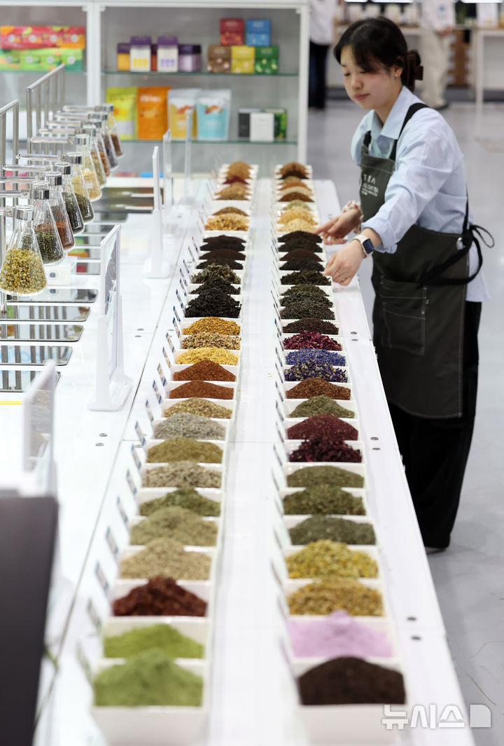 [서울=뉴시스] 이영환 기자 = 15일 서울 강남구 코엑스에서 열린 2026 서울커피엑스포의 한 부스에 다양한 차가 진열되어 있다. 2026.04.15. 20hwan@newsis.com