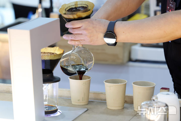 [서울=뉴시스] 이영환 기자 = 15일 서울 강남구 코엑스에서 열린 2026 서울커피엑스포에서 부스 관계자가 커피를 내리고 있다. 2026.04.15. 20hwan@newsis.com