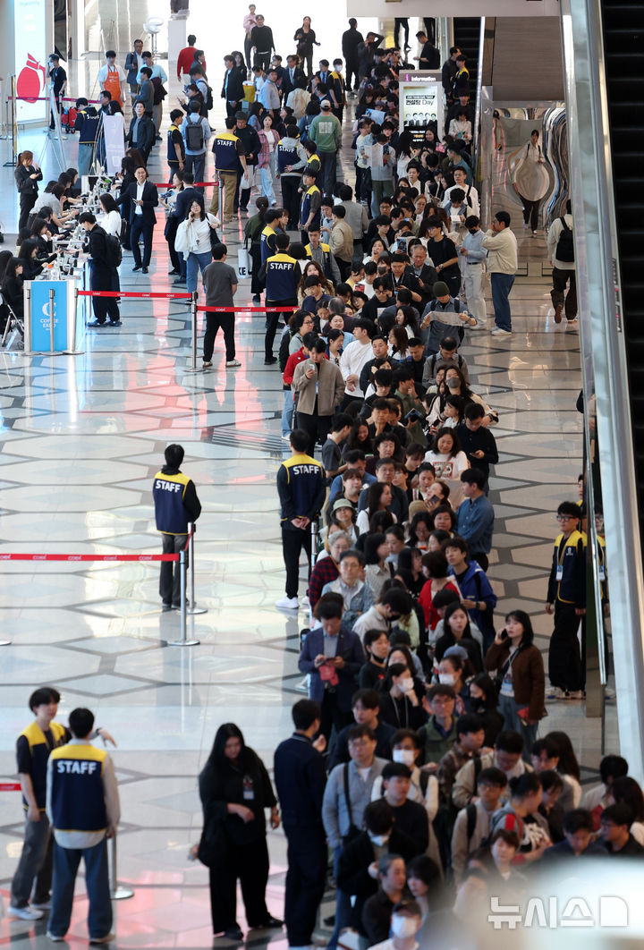 [서울=뉴시스] 이영환 기자 = 15일 서울 강남구 코엑스에서 열린 2026 서울커피엑스포를 찾은 관람객들이 입장을 하기 위해 줄지어 서 있다. 2026.04.15. 20hwan@newsis.com