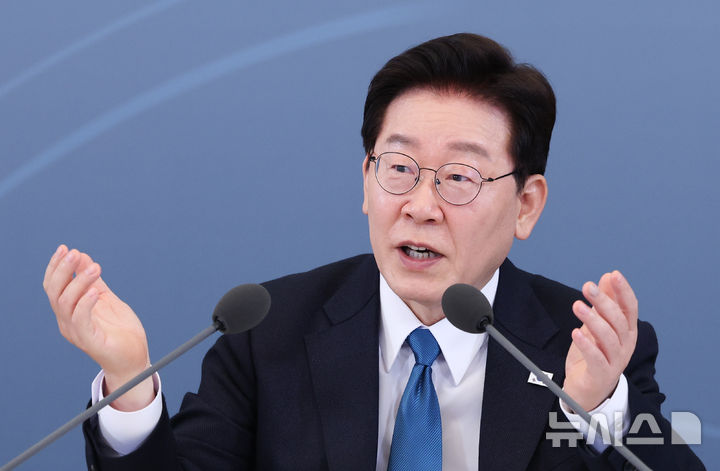 [서울=뉴시스] 고범준 기자 = 이재명 대통령이 15일 청와대에서 열린 규제합리화위원회 제1차 전체회의에서 발언하고 있다. (청와대통신사진기자단) 2026.04.15. bjko@newsis.com