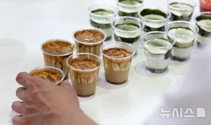 [서울=뉴시스] 이영환 기자 = 15일 서울 강남구 코엑스에서 열린 2026 서울커피엑스포를 찾은 관람이 시음을 하고 있다. 2026.04.15. 20hwan@newsis.com