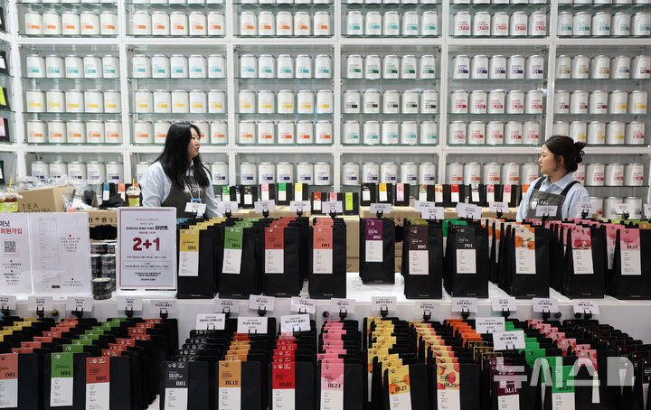 [서울=뉴시스] 이영환 기자 = 15일 서울 강남구 코엑스에서 열린 2026 서울커피엑스포의 한 부스에 다양한 차가 진열되어 있다. 2026.04.15. 20hwan@newsis.com