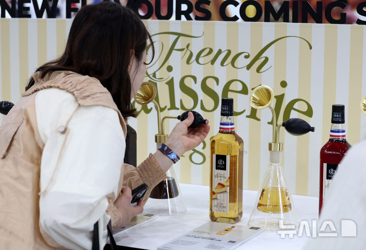 [서울=뉴시스] 이영환 기자 = 15일 서울 강남구 코엑스에서 열린 2026 서울커피엑스포를 찾은 관람객들이 시럽 향을 맡고 있다. 2026.04.15. 20hwan@newsis.com