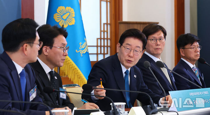 [서울=뉴시스] 고범준 기자 = 이재명 대통령이 15일 청와대에서 열린 규제합리화위원회 제1차 전체회의에서 발언하고 있다. (청와대통신사진기자단) 2026.04.15. bjko@newsis.com