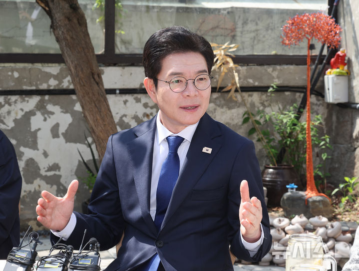 [서울=뉴시스] 배훈식 기자 = 찾아가는 서울人터뷰에 나선 정원오 더불어민주당 서울시장 후보가 15일 오전 서울 종로구 북촌의 뜰에서 열린 지역 소상공인들과 간담회에서 발언하고 있다. 2026.04.15. dahora83@newsis.com