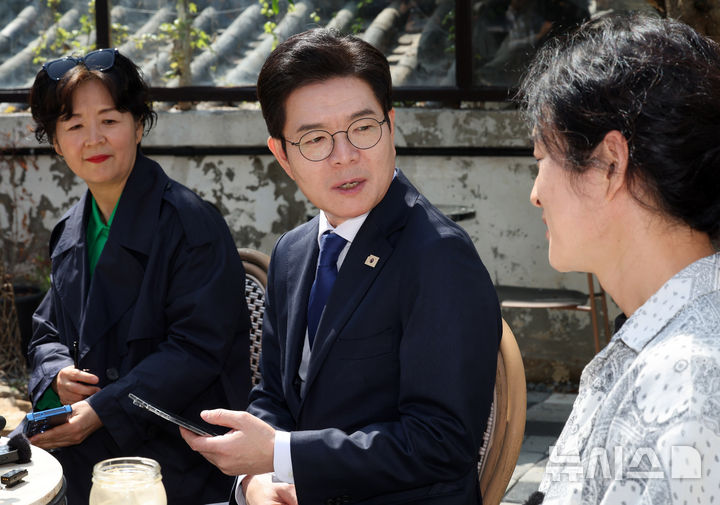 [서울=뉴시스] 배훈식 기자 = 찾아가는 서울人터뷰에 나선 정원오 더불어민주당 서울시장 후보가 15일 오전 서울 종로구 북촌의 뜰에서 지역 소상공인들과 간담회를 하고 있다. 2026.04.15. dahora83@newsis.com