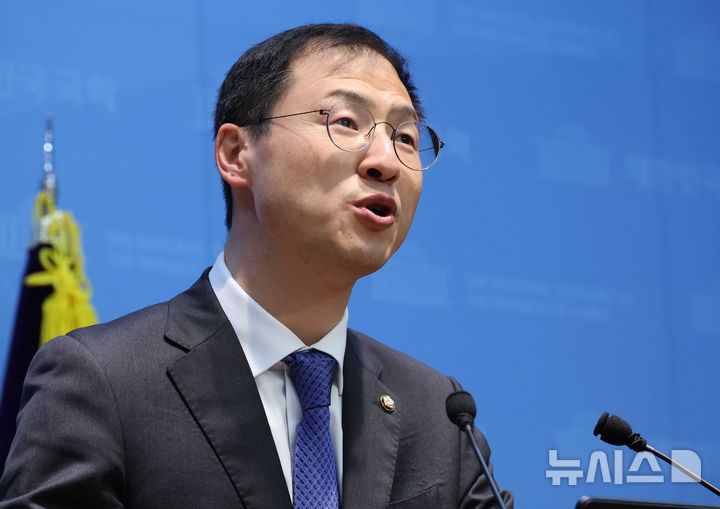 [서울=뉴시스] 조성봉 기자 = 김상욱 더불어민주당 울산시장 후보가 15일 오전 서울 여의도 국회 소통관에서 열린 민주개혁진보 후보 단일화 추진 관련 기자회견에서 입장 발표를 하고 있다.2026.04.15. suncho21@newsis.com