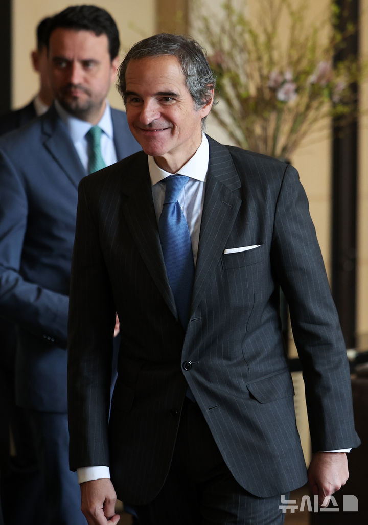 [서울=뉴시스] 김선웅 기자 = 라파엘 그로시 국제원자력기구(IAEA) 사무총장이 15일 서울 종로구 포시즌스호텔에서 기자단과 간담회를 하기 위해 장소로 들어서고 있다. 2026.04.15. mangusta@newsis.com