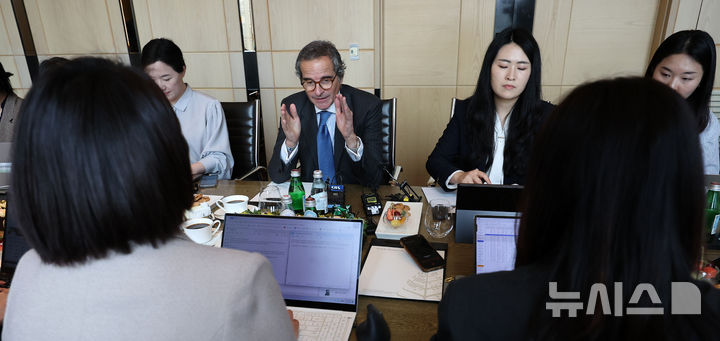 [서울=뉴시스] 김선웅 기자 = 라파엘 그로시 국제원자력기구(IAEA) 사무총장이 15일 서울 종로구 포시즌스호텔에서 기자단과 간담회를 하고 있다. 2026.04.15. mangusta@newsis.com