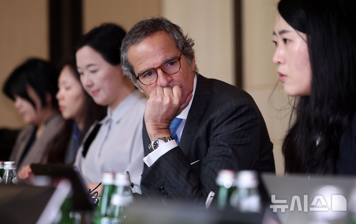 [서울=뉴시스] 김선웅 기자 = 라파엘 그로시 국제원자력기구(IAEA) 사무총장이 15일 서울 종로구 포시즌스호텔에서 기자단과 간담회를 하고 있다. 2026.04.15. mangusta@newsis.com