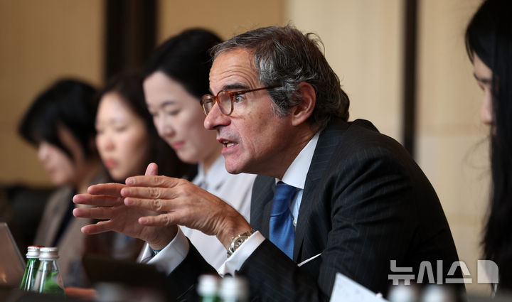 [서울=뉴시스] 김선웅 기자 = 라파엘 그로시 국제원자력기구(IAEA) 사무총장이 15일 서울 종로구 포시즌스호텔에서 기자단과 간담회를 하고 있다. 2026.04.15. mangusta@newsis.com