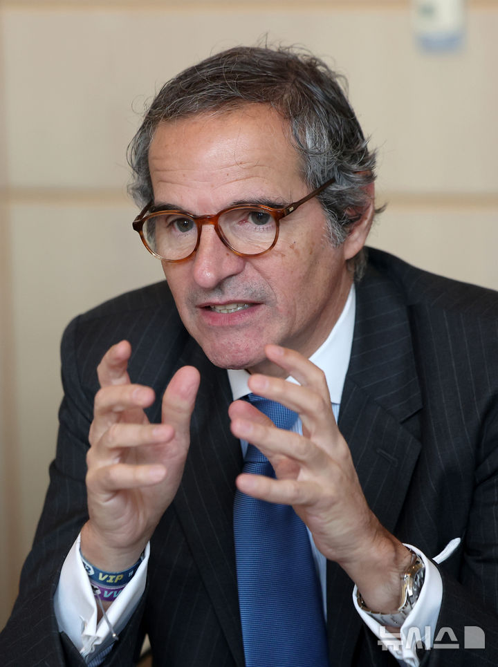 [서울=뉴시스] 김선웅 기자 = 라파엘 그로시 국제원자력기구(IAEA) 사무총장이 15일 서울 종로구 포시즌스호텔에서 기자단과 간담회를 하고 있다. 2026.04.15. mangusta@newsis.com