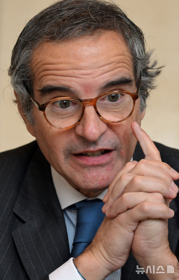 [서울=뉴시스] 김선웅 기자 = 라파엘 그로시 국제원자력기구(IAEA) 사무총장이 15일 서울 종로구 포시즌스호텔에서 기자단과 간담회를 하고 있다. (공동취재) 2026.04.15. photo@newsis.com