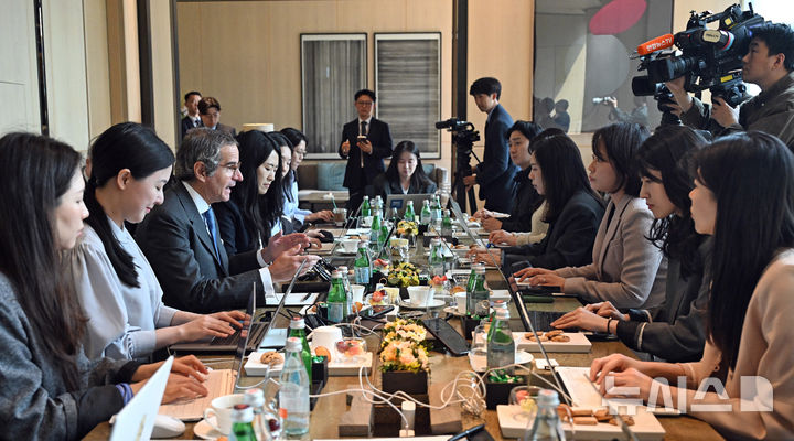 [서울=뉴시스] 김선웅 기자 = 라파엘 그로시 국제원자력기구(IAEA) 사무총장이 15일 서울 종로구 포시즌스호텔에서 기자단과 간담회를 하고 있다. (공동취재) 2026.04.15. photo@newsis.com
