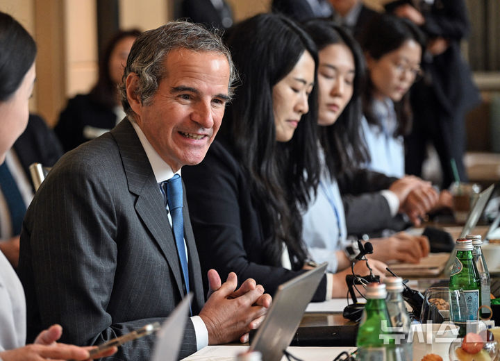 [서울=뉴시스] 김선웅 기자 = 라파엘 그로시 국제원자력기구(IAEA) 사무총장이 15일 서울 종로구 포시즌스호텔에서 기자단과 간담회를 하고 있다. (공동취재) 2026.04.15. photo@newsis.com