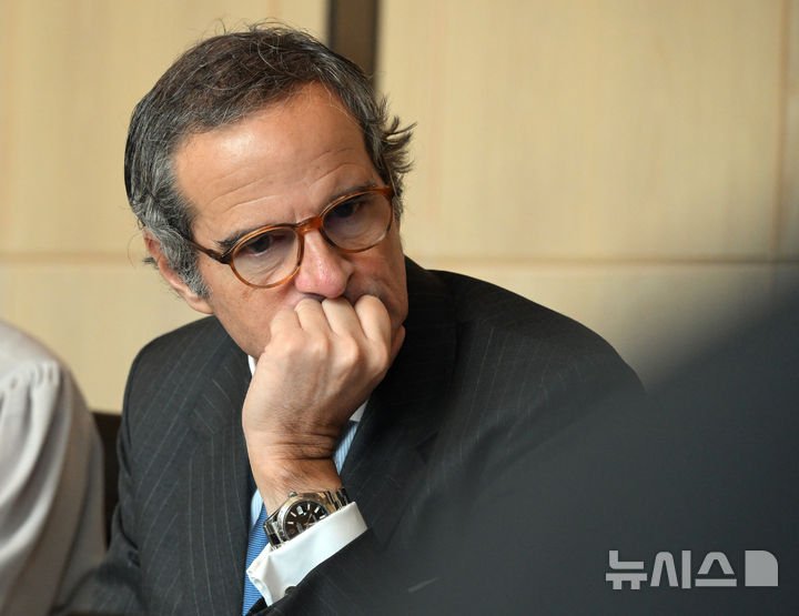 [서울=뉴시스] 김선웅 기자 = 라파엘 그로시 국제원자력기구(IAEA) 사무총장이 15일 서울 종로구 포시즌스호텔에서 기자단과 간담회를 하고 있다. (공동취재) 2026.04.15. photo@newsis.com