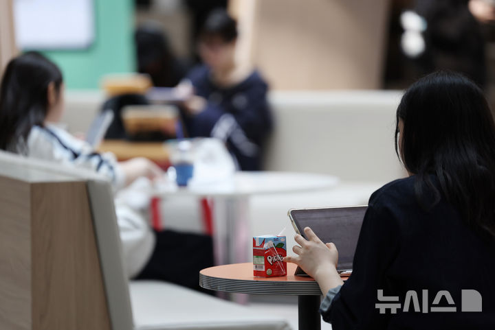 [서울=뉴시스] 김진아 기자 = 사진은 4월 15일 서울 시내 한 대학교 일자리플러스센터 앞 로비에서 학생들이 공부를 하고 있다. 2026.04.15. bluesoda@newsis.com