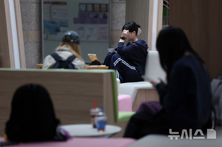 [서울=뉴시스] 김진아 기자 = 3월 취업자 수가 두 달 연속 20만명대 증가하며 고용률도 통계 작성 이래 3월 기준 최고치를 기록했다. 하지만 청년층의 경우 취업자가 41개월 연속 감소하고 고용률도 23개월째 하락하는 등 연령별 고용 격차가 뚜렷해지는 모습이다. 사진은 15일 서울 시내 한 대학교 일자리플러스센터 앞 로비에서 학생들이 공부를 하고 있다. 2026.04.15. bluesoda@newsis.com