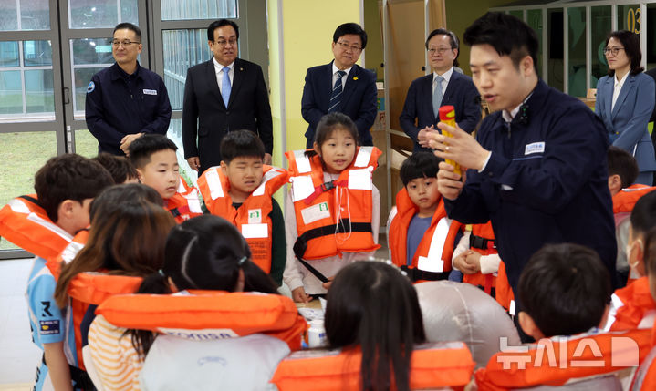 [세종=뉴시스] 강종민 기자 = 최교진 교육부 장관이 세월호참사 12주기를 하루 앞둔 15일 세종시의 한 초등학교에서 열린 찾아가는 안전체험교육을 참관하고 있다. 2026.04.15. ppkjm@newsis.com