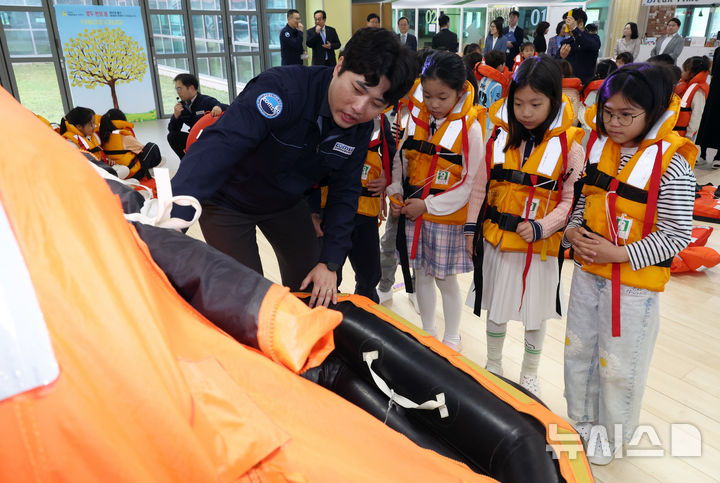 [세종=뉴시스] 강종민 기자 = 세월호참사 12주기를 하루 앞둔 15일 세종시의 한 초등학교에서 열린 찾아가는 안전체험교육에서 구명조끼를 입은 어린이들이 구명보트 탑승 체험을 하고 있다. 2026.04.15. ppkjm@newsis.com