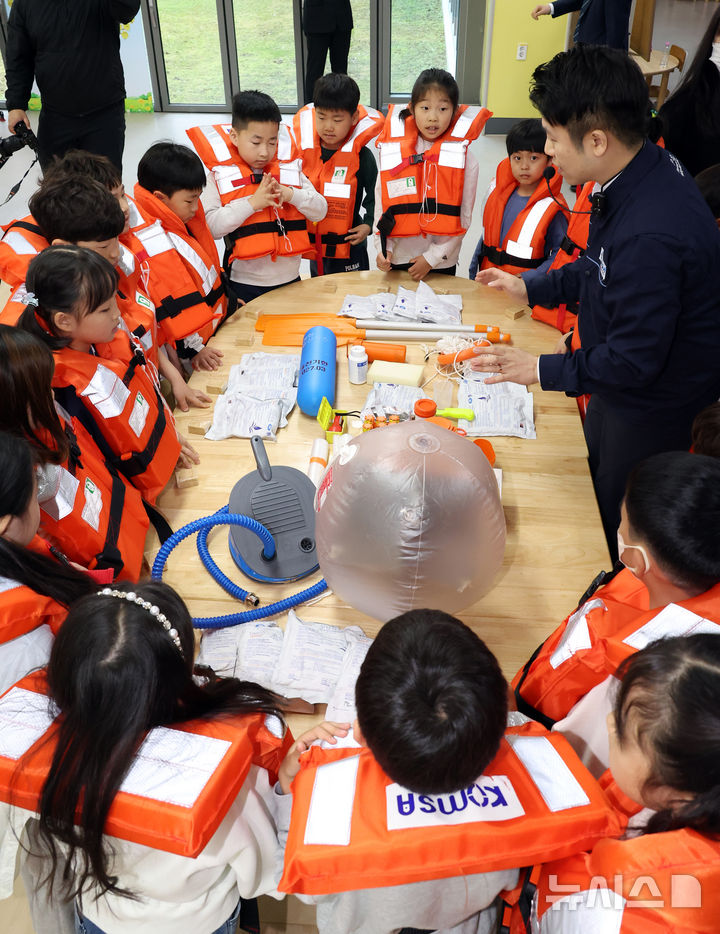 [세종=뉴시스] 강종민 기자 = 세월호참사 12주기를 하루 앞둔 15일 세종시의 한 초등학교에서 구명조끼를 입은 어린이들이 안전체험교육을 받고 있다. 2026.04.15. ppkjm@newsis.com