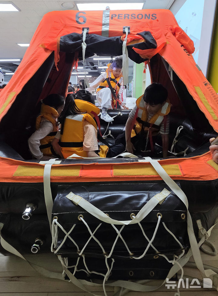 [세종=뉴시스] 강종민 기자 = 세월호참사 12주기를 하루 앞둔 15일 세종시의 한 초등학교에서 열린 찾아가는 안전체험교육에서 구명조끼를 입은 어린이들이 구명보트 탑승 체험을 하고 있다. 2026.04.15. ppkjm@newsis.com