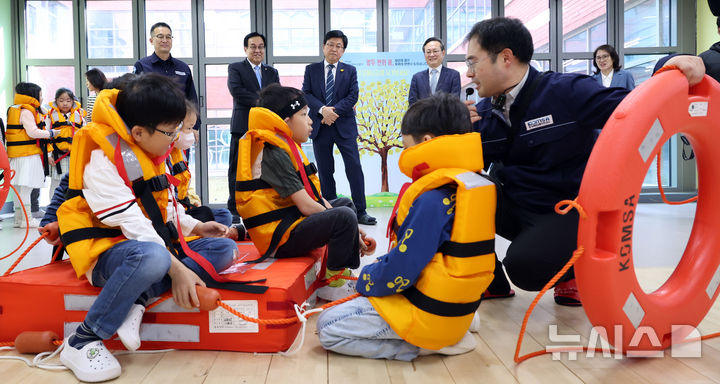 [세종=뉴시스] 강종민 기자 = 최교진 교육부 장관이 세월호참사 12주기를 하루 앞둔 15일 세종시의 한 초등학교에서 열린 찾아가는 안전체험교육을 참관하고 있다. 2026.04.15. ppkjm@newsis.com