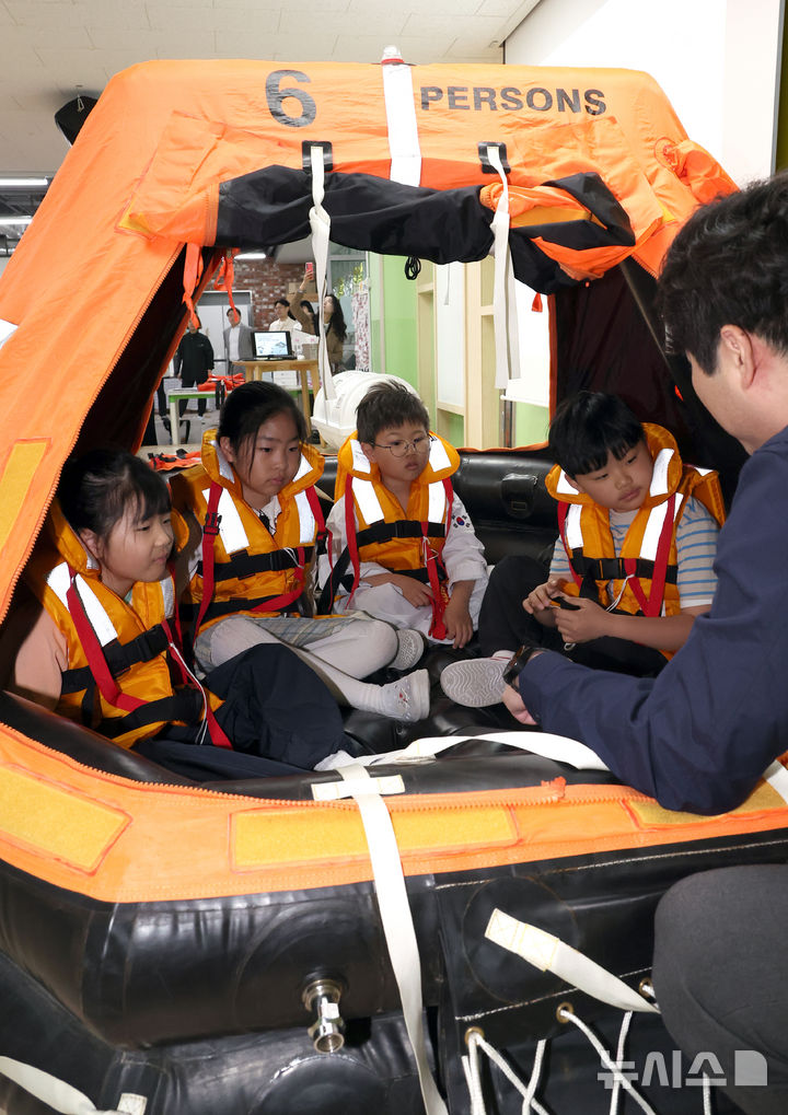 [세종=뉴시스] 강종민 기자 = 세월호참사 12주기를 하루 앞둔 15일 세종시의 한 초등학교에서 열린 찾아가는 안전체험교육에서 구명조끼를 입은 어린이들이 구명보트 탑승 체험을 하고 있다. 2026.04.15. ppkjm@newsis.com