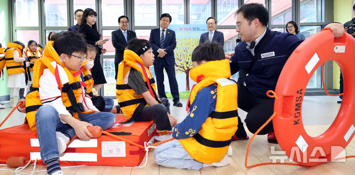 [세종=뉴시스] 강종민 기자 = 세월호참사 12주기를 하루 앞둔 15일 세종시의 한 초등학교에서 열린 찾아가는 안전체험교육에서 구명조끼를 입은 어린이들이 구명뗏목 탑승 체험을 하고 있다. 2026.04.15. ppkjm@newsis.com
