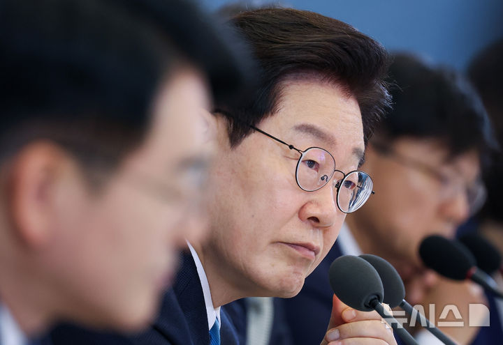 [서울=뉴시스] 고범준 기자 = 이재명 대통령이 15일 청와대에서 열린 규제합리화위원회 제1차 전체회의에서 발언하고 있다. (청와대통신사진기자단) 2026.04.15. bjko@newsis.com