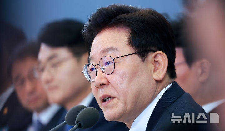 [서울=뉴시스] 고범준 기자 = 이재명 대통령이 15일 청와대에서 열린 규제합리화위원회 제1차 전체회의에서 발언하고 있다. (청와대통신사진기자단) 2026.04.15. bjko@newsis.com