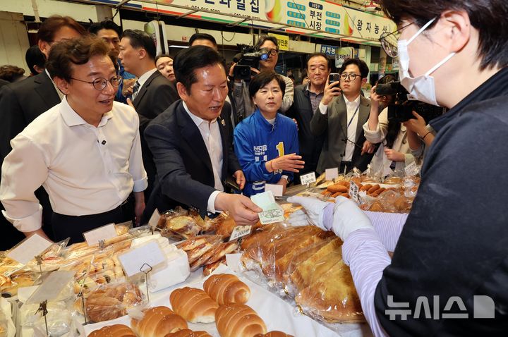  [부산=뉴시스] 하경민 기자 = 정청래 더불어민주당 대표가 15일 부산 부산진구 부전시장을 방문, 빵을 구입하며 전재수 부산시장 후보 등 6·3 지방선거 후보들의 지지를 호소하고 있다. 2026.04.15. yulnetphoto@newsis.com