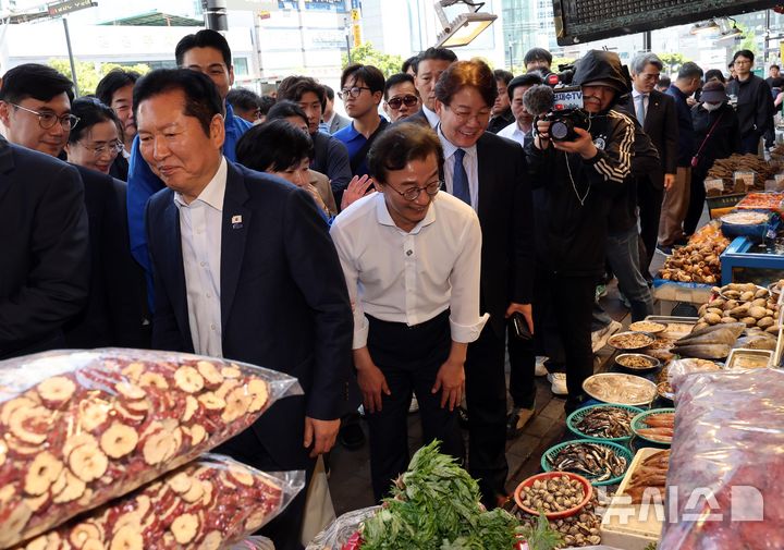  [부산=뉴시스] 하경민 기자 = 정청래 더불어민주당 대표가 15일 부산 부산진구 부전시장을 방문, 상인들과 인사하며 전재수 부산시장 후보 등 6·3 지방선거 후보들의 지지를 호소하고 있다. 2026.04.15. yulnetphoto@newsis.com