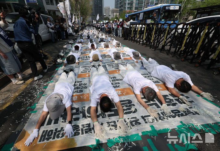 [서울=뉴시스] 조수정 기자 = 전국장애인부모연대 회원들이 15일 오후 서울 서대문구 경찰청 앞에서 고(故) 김창민 감독 사건 부실수사 규명 및 책임자 처벌 촉구 오체투지 결의대회를 열고 100배를 하고 있다. 2026.04.15. chocrystal@newsis.com