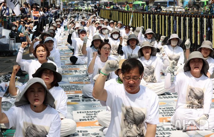 [서울=뉴시스] 조수정 기자 = 전국장애인부모연대 회원들이 15일 오후 서울 서대문구 경찰청 앞에서 고(故) 김창민 감독 사건 부실수사 규명 및 책임자 처벌 촉구 오체투지 결의대회를 열고 구호를 외치고 있다. 2026.04.15. chocrystal@newsis.com