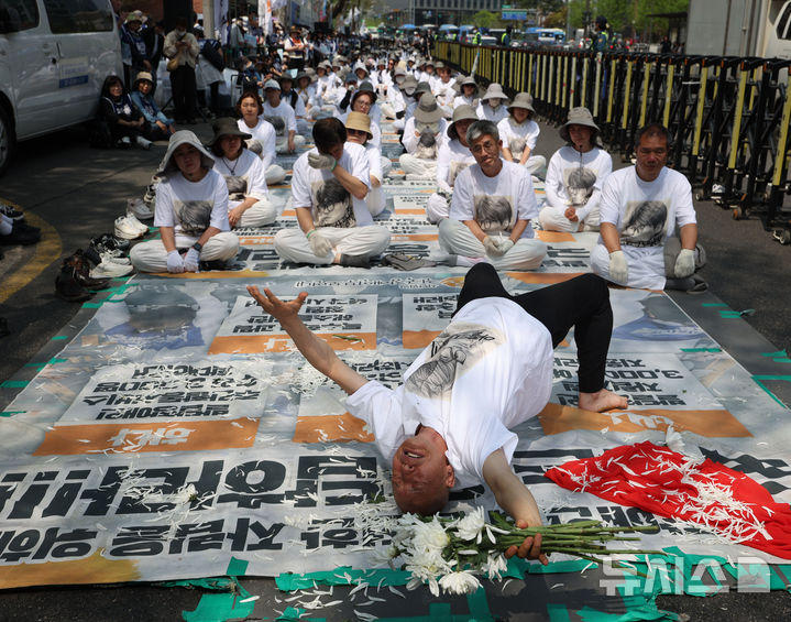 [서울=뉴시스] 조수정 기자 = 전국장애인부모연대 회원들이 15일 오후 서울 서대문구 경찰청 앞에서 고(故) 김창민 감독 사건 부실수사 규명 및 책임자 처벌 촉구 오체투지 결의대회를 열고 추모 굿을 하고 있다. 2026.04.15. chocrystal@newsis.com