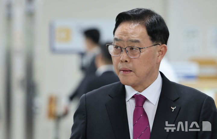 [서울=뉴시스] 박주성 기자 = 업무추진비를 사용해 공무원들에게 식사를 제공한 혐의로 재판에 넘겨진 강수현 양주시장이 1심에 이어 2심에서도 벌금 90만원을 선고받았다. 사진은 강 시장이 본인의 공직선거법 위반 혐의 항소심 선고기일에 출석하는 모습. 2026.04.15. park7691@newsis.com