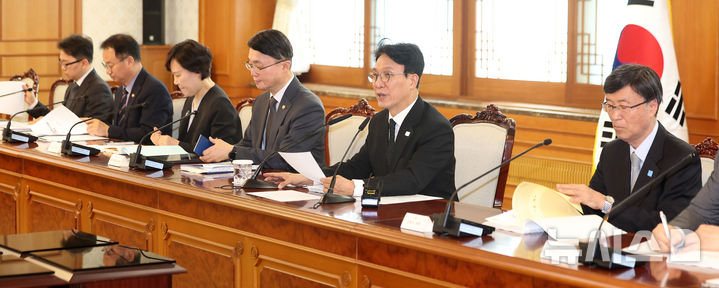 [서울=뉴시스] 김선웅 기자 = 김민석 국무총리가 15일 서울 종로구 정부서울청사에서 열린 제28차 장애인정책조정위원회에서 모두발언을 하고 있다. 2026.04.15. mangusta@newsis.com