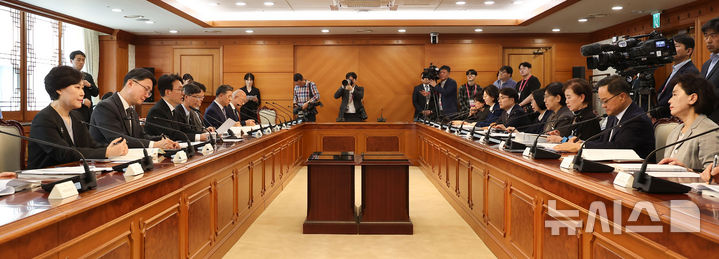 [서울=뉴시스] 김선웅 기자 = 김민석 국무총리가 15일 서울 종로구 정부서울청사에서 열린 제28차 장애인정책조정위원회에서 모두발언을 하고 있다. 2026.04.15. mangusta@newsis.com