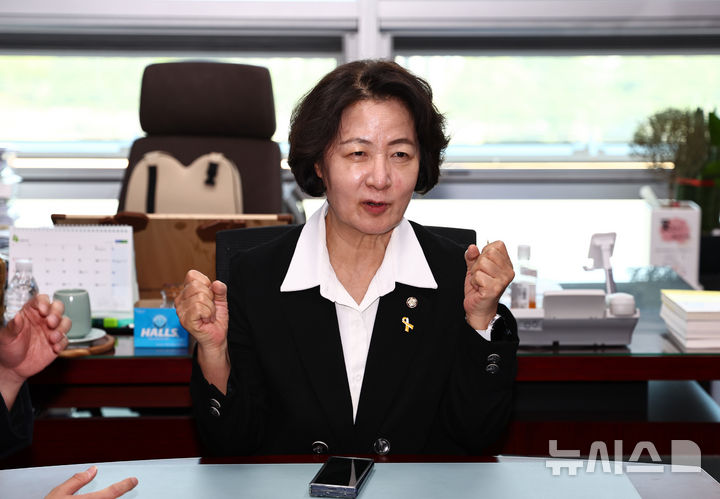 [서울=뉴시스] 김명년 기자 = 추미애 더불어민주당 경기도지사 경선 후보가 15일 오전 서울 여의도 국회 의원회관에서 김대중재단 청년위원회와 간담회를 하고 있다. 2025.04.15. kmn@newsis.com