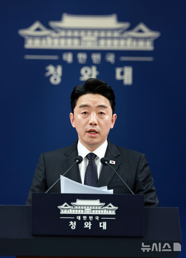 [서울=뉴시스] 고범준 기자 = 강훈식 비서실장이 15일 청와대 춘추관에서 전략경제협력 대통령특사 활동 결과 관련 브리핑을 하고 있다. 2026.04.15. bjko@newsis.com