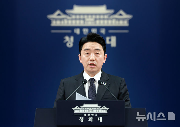[서울=뉴시스] 고범준 기자 = 강훈식 비서실장이 15일 청와대 춘추관에서 전략경제협력 대통령특사 활동 결과 관련 브리핑을 하고 있다. 2026.04.15. bjko@newsis.com