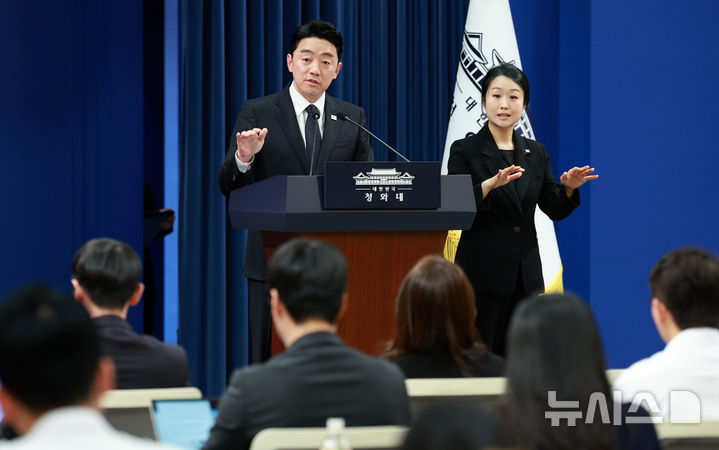 [서울=뉴시스] 고범준 기자 = 강훈식 비서실장이 15일 청와대 춘추관에서 전략경제협력 대통령특사 활동 결과 관련 브리핑을 마치고 취재진 질문에 답변하고 있다. 2026.04.15. bjko@newsis.com