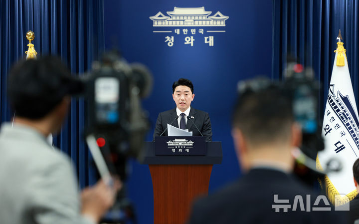 [서울=뉴시스] 고범준 기자 = 강훈식 비서실장이 15일 청와대 춘추관에서 전략경제협력 대통령특사 활동 결과 관련 브리핑을 하고 있다. 2026.04.15. bjko@newsis.com